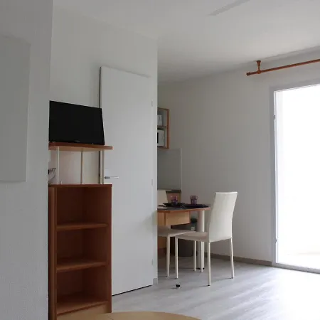 T2 Avec Balcon, Parking Et Piscine, Proche Commodites - Fr-1-535-32 아파트